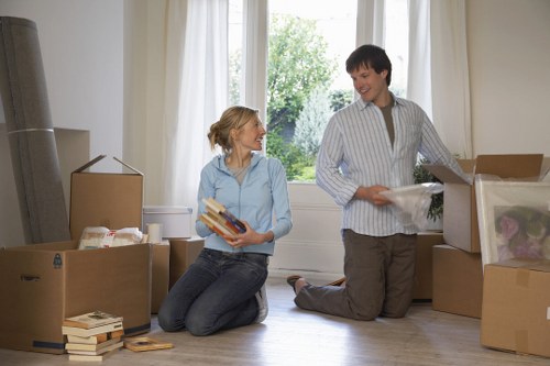 Unloading boxes and furniture during a same day move in Collierswood